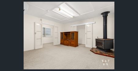 Charming Timber Home in the Heart of Warwick – Space, Comfort & Convenience - Photo 2