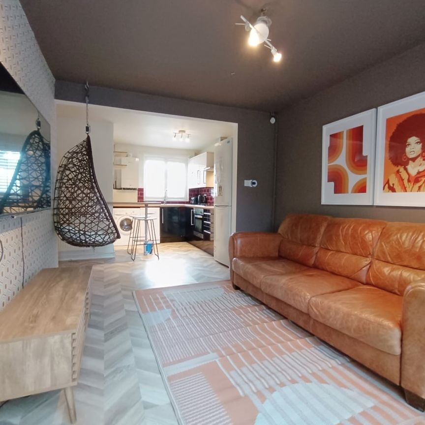 4 Bed Terraced House, Shotton Walk, M14 - Photo 1