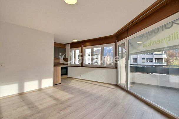 Renovated studio for rent a few steps from the city center of Sion. - Photo 1