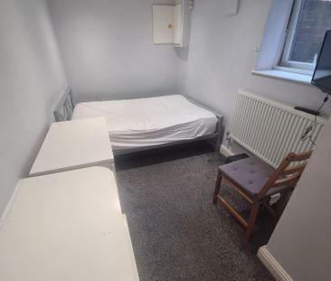 3 Bed - 19b Winston Gardens, Headingley, Leeds - LS6 3LA - Student - Photo 3