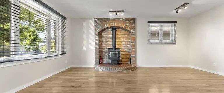 Bright, quiet 3 bedrooms/2 bathrooms main floor, fenced yard | Calgary - Photo 1