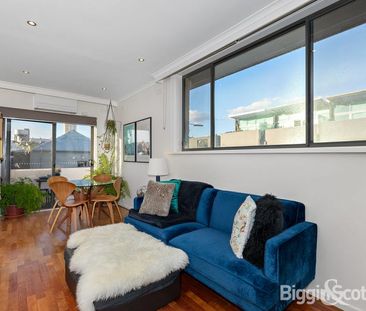 RENOVATED COMFORT AND CONVENIENCE IN RICHMOND - Photo 4