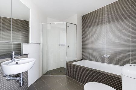 Contemporary Two-Bedroom Apartment in Prime location - Photo 5