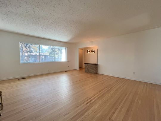 Spacious 4 Bedroom Home In Desirable Highlands – Character, Comfort & Convenience! - Photo 1