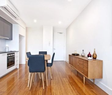 MODERN TWO BEDROOM APARTMENT IN FANTASTIC LOCATION! - Photo 1