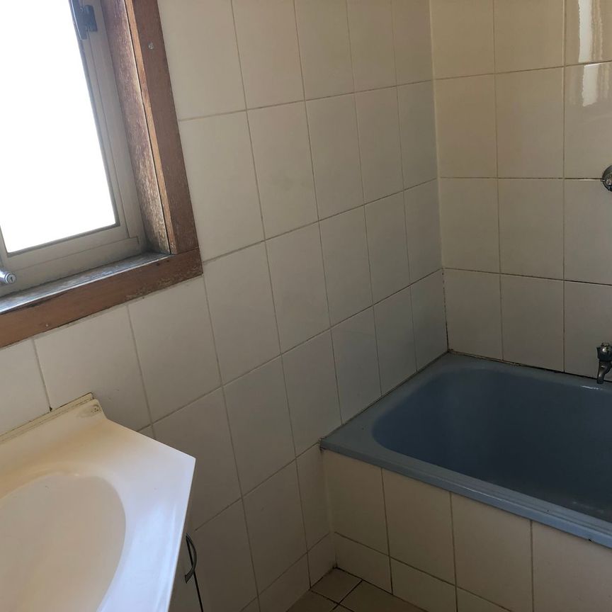 Three Bedrooms in a Great Location - 6 Month Lease - Photo 1