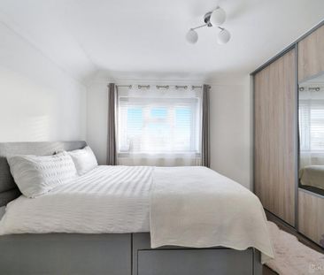 2 bedroom end of terrace house to rent - Photo 2