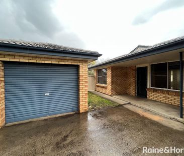 Spacious Two Bedroom Modern Unit - Photo 4
