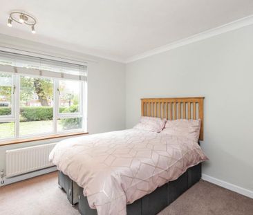 3 bedroom flat to rent - Photo 4
