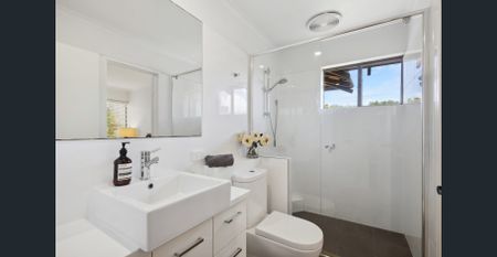 Spacious and Stylish Townhouse ideal for Families or Professionals - Photo 3