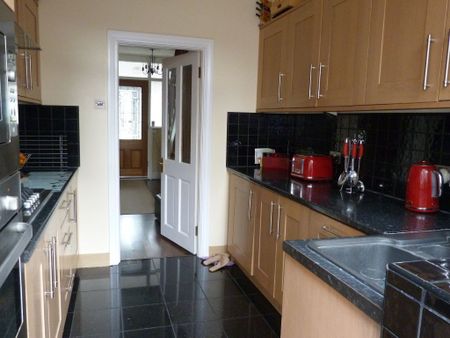 4 Bed Semi-Detached House, Glenwood Gardens, IG2 - Photo 3