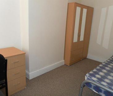 4 bedroom semi-detached house to rent - Photo 4