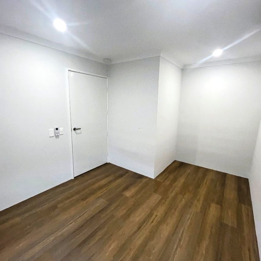 Brand New Lucious House in Top Location. Walk to bused, shops, shopping Centre, Restaurant, etc! - Photo 1
