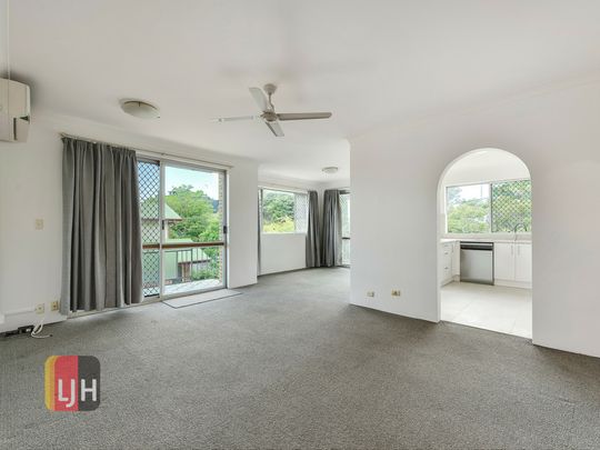 FRESHLY UPDATED & AIR CONDITIONED TWO BEDROOM UNIT ! - Photo 1