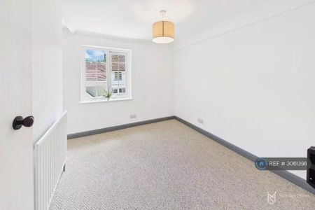 4 bedroom semi-detached house to rent - Photo 3