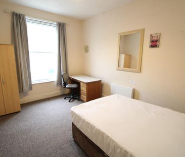 1 bedroom in a flat share to rent - Photo 2