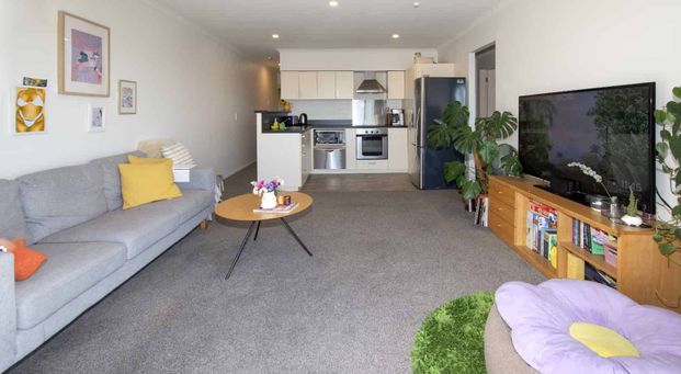 Sun-Drenched 3-Bedroom Top Floor Apartment - Photo 1