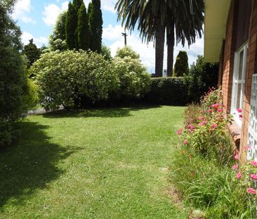 Two bedroom townhouse close to city - Photo 2