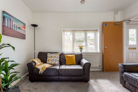 5 Bed Semi-Detached House, Southall Avenue, BN2 - Photo 2