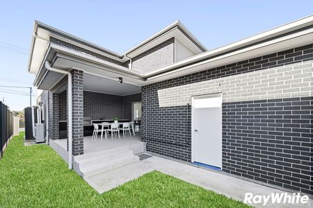 Near New Five Bedroom Duplex - Photo 2