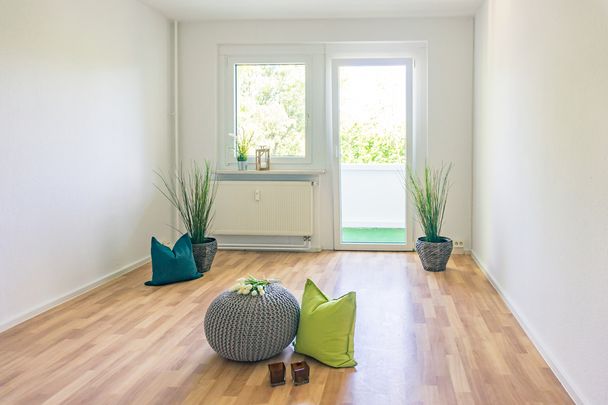 Schick und möbliert - 2-Raum-Erdgeschosswohnung mit Balkon - Foto 1