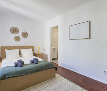Room in a shared 4-bedroom apartment for rent in Lisbon. - Photo 5