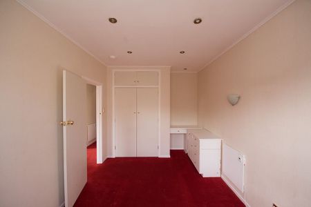 Kingston Gem: Spacious 5-Bedroom Family Home with - Photo 5