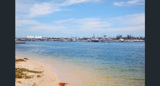 Southport Broadwater gorgeous modern unit with water views! - Photo 1