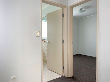 2 Bedroom in sunny Stokes Valley entrance - Photo 4