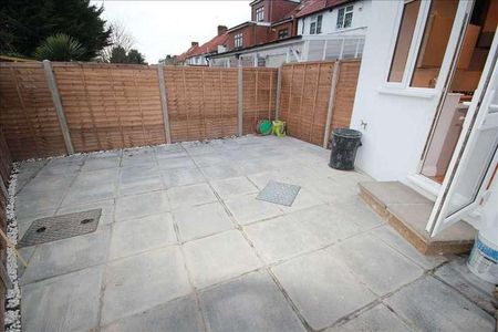 Kingsbury Road, London, NW9 - Photo 5