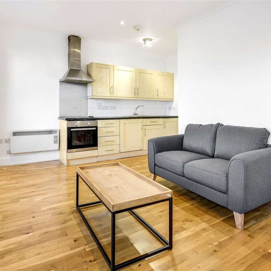 A good size, one bedroom flat ideally located on Wandsworth Road. - Photo 1