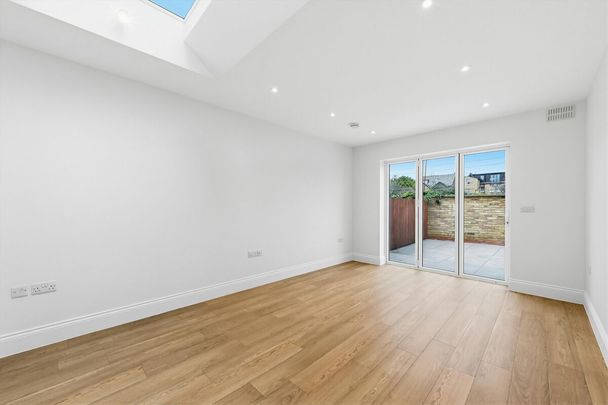 Beautifully refurbished ground‑floor two‑bedroom apartment, W5. - Photo 1