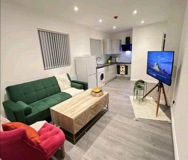1 bedroom in a flat share to rent - Photo 2