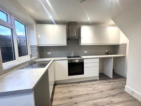 2 bedroom semi-detached house to rent - Photo 5