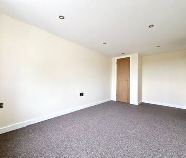 2 bedroom Flat To Let - Photo 4