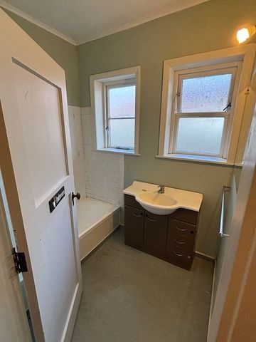 Charming 2BR Home w/ Garden & Deck! - Photo 5