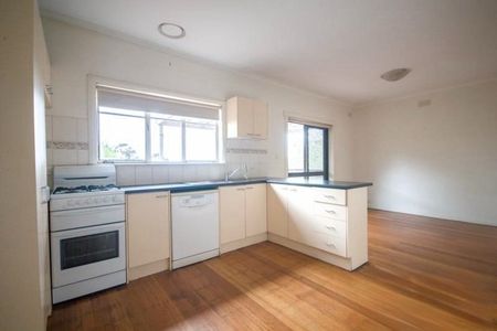 Spacious 3-Bedroom Family Home with Generous Outdoor Space - Photo 3