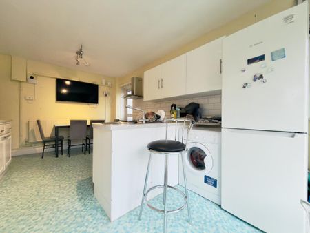 1 bedroom in a house share to rent - Photo 4