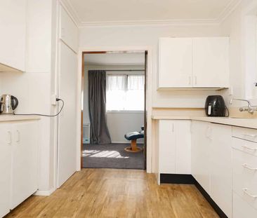 Modern 4 Bedroom Home - Photo 3