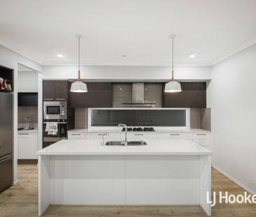 Beautiful 4 Bedroom Home - Prime Location! - Photo 3