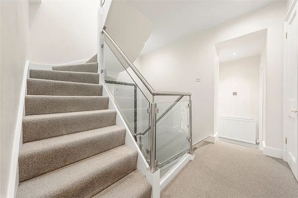 4 bedroom house in London - Photo 1