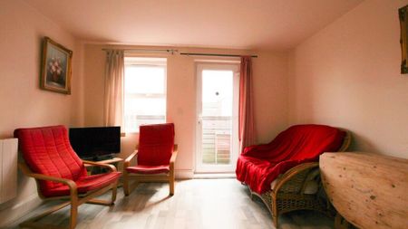 4 bedroom flat to rent - Photo 2
