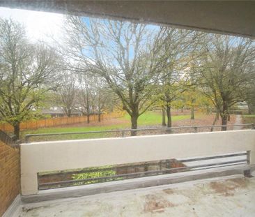 3 bedroom flat to rent - Photo 4