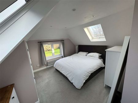 A stylish and contemporary home in Borough Green Village - Photo 3