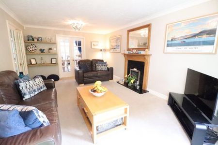 4 BED House To rent - Photo 3