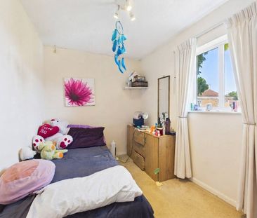 4 bedroom House in Bridport Close, Reading - Photo 6