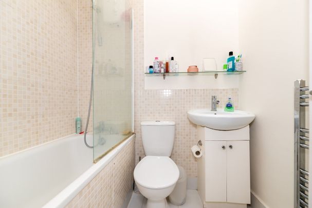 4 Bed Semi-Detached House, Swanwick Close, SW15 - Photo 1