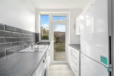 3 bedroom end of terrace house to rent - Photo 2