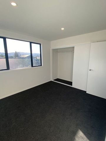 Modern 2 bed/1.5 bath in the heart of Carterton - Photo 3