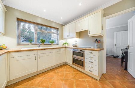 Beatty Avenue, Guildford - 4 bedrooms Property for lettings - Seymours - Photo 3